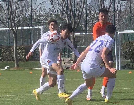女大学生精油按摩